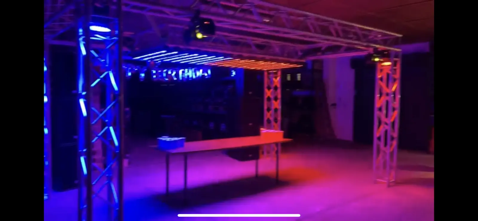 Bierpong Arena mit Eventbeleuchtung