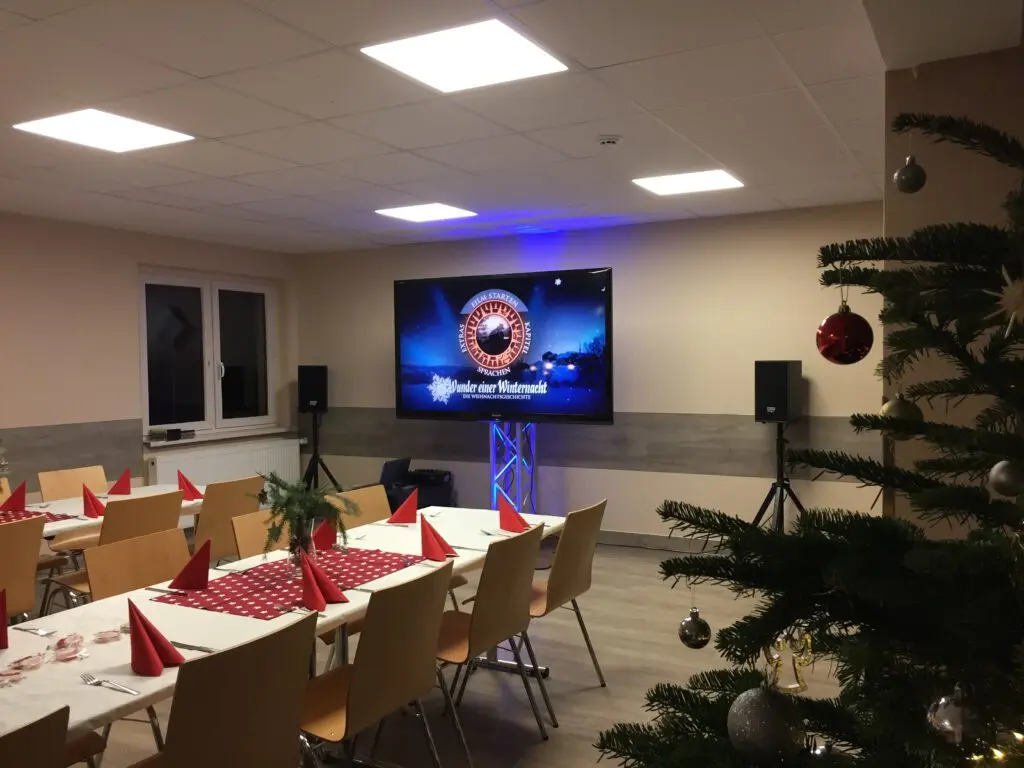 Weihnachtsfeier mit festlicher Beleuchtung